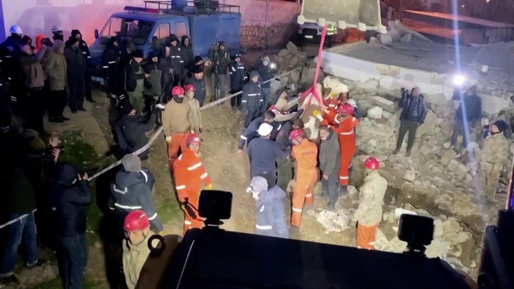 Rescatan a una vaca entre los escombros en Turquía
