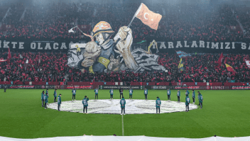 Turquía: tributo de fans del Trabzonspor para los rescatistas del terremoto