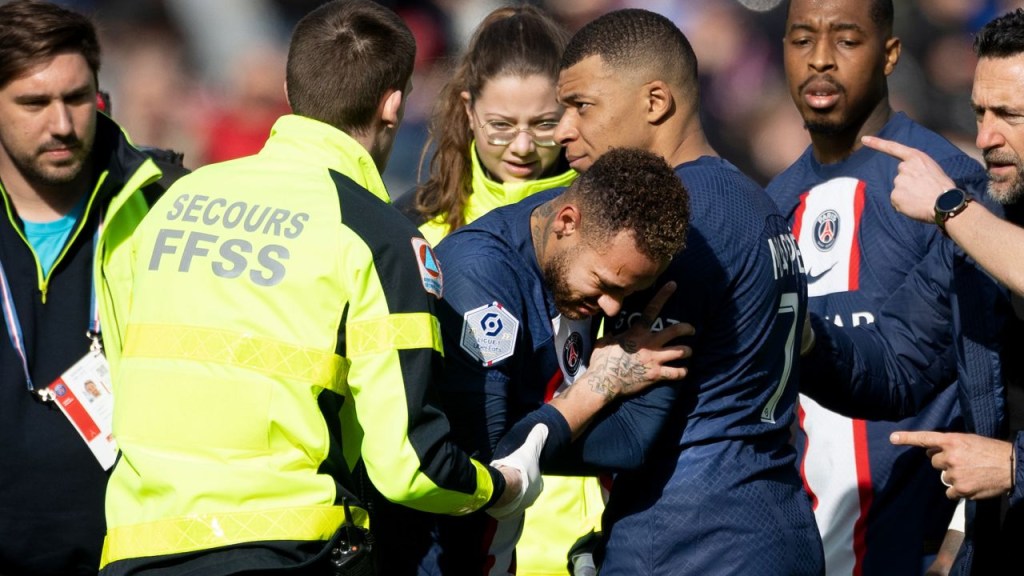 Neymar es consolado por Mbappé antes de ser retirado del campo en camilla. (Crédito: Tim Clayton/Corbis Sport/Getty Images)