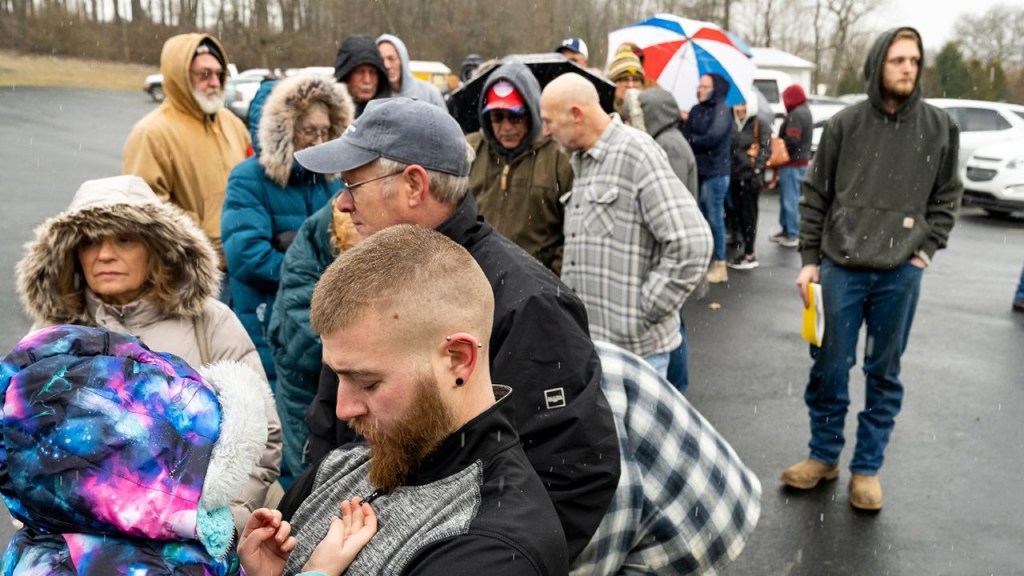 Varias personas hacen fila en el Centro de Asistencia de Norfolk Southern para recoger un cheque de US$ 1.000 y obtener el reembolso de sus gastos el 17 de febrero de 2023, después de haber sido evacuados de sus hogares en East Palenstine, Ohio. (Crédito: Michael Swensen/Getty Images)