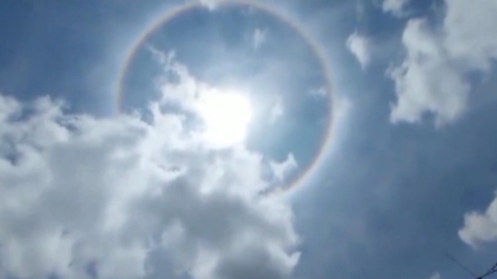What curious solar halo appeared in the sky of Ecuador?