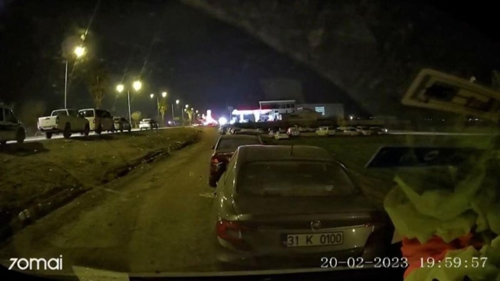 Réplica de magnitud 6,3 en Turquía es captada por la cámara de un vehículo
