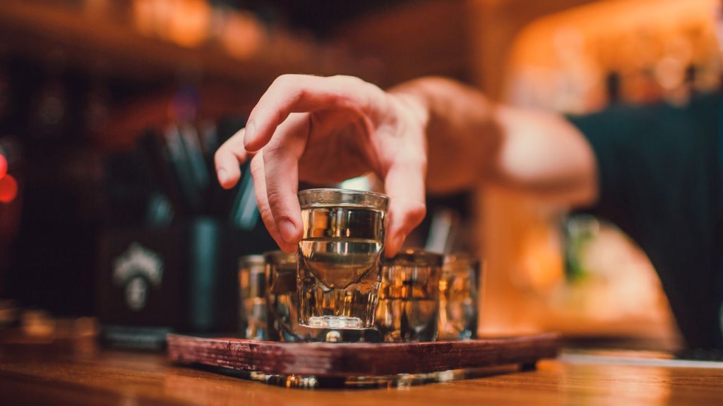 Los licores a base de agave como el tequila y el mezcal fueron la categoría de bebidas espirituosas de mayor crecimiento en 2022, según el Distilled Spirits Council de Estados Unidos. (Crédito: Adobe Stock)