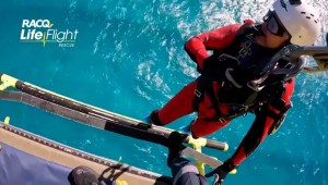 Rescatan a dos hermanos que pasaron horas varados en el mar