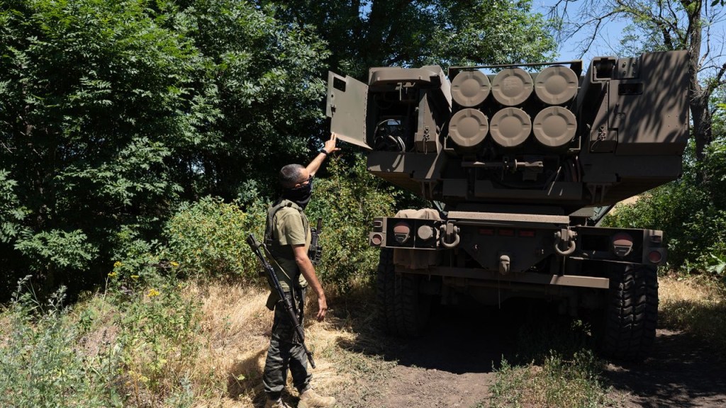 Kuzia, comandante de la unidad, muestra los cohetes del vehículo HIMARS en el este de Ucrania, el 1 de julio de 2022. (Crédito: Anastasia Vlasova/The Washington Post/Getty Images)