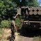 Kuzia, comandante de la unidad, muestra los cohetes del vehículo HIMARS en el este de Ucrania, el 1 de julio de 2022. (Crédito: Anastasia Vlasova/The Washington Post/Getty Images)