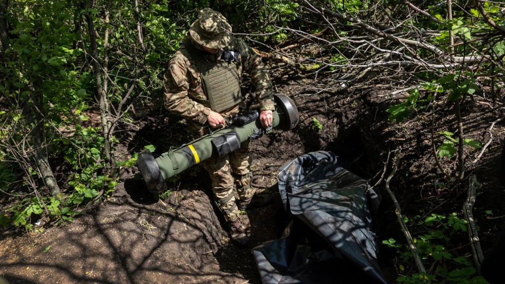 Un soldado del Ejército de Ucrania coloca un misil Javelin de fabricación estadounidense en una posición de combate en la línea del frente el 20 de mayo de 2022 en Járkiv Oblast, Ucrania. (Crédito: John Moore/Getty Images)