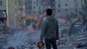 "Construyeron un cementerio", dice sobreviviente de terremotos en Turquía sobre edificios colapsados