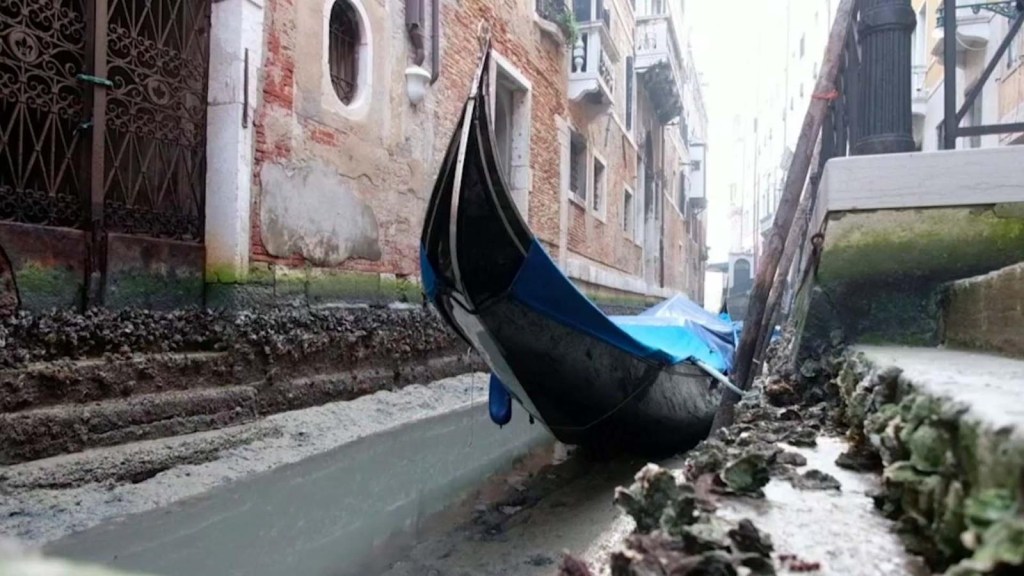 Guarda i canali di Venezia senz'acqua a causa della siccità