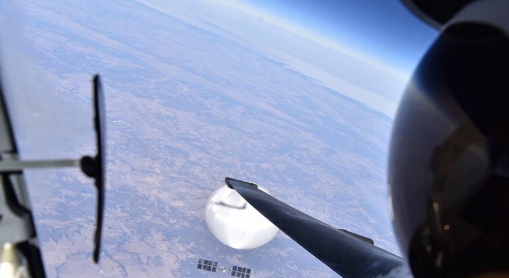 Piloto de Estados Unidos se toma selfi con el globo espía chino