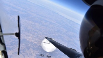 Piloto de Estados Unidos se toma selfi con el globo espía chino