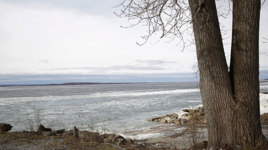 La orilla del lago Champlain el 16 de febrero. El lago cerca de la zona de acceso está cubierto de hielo, pero las autoridades están advirtiendo a los pescadores a permanecer fuera del lago porque las temperaturas inusualmente cálidas han hecho que sea inseguro. (Crédito: Wilson Ring/AP)