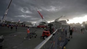 fuertes vientos convierten un velero en una bola de demolición en el Australia Sail GP