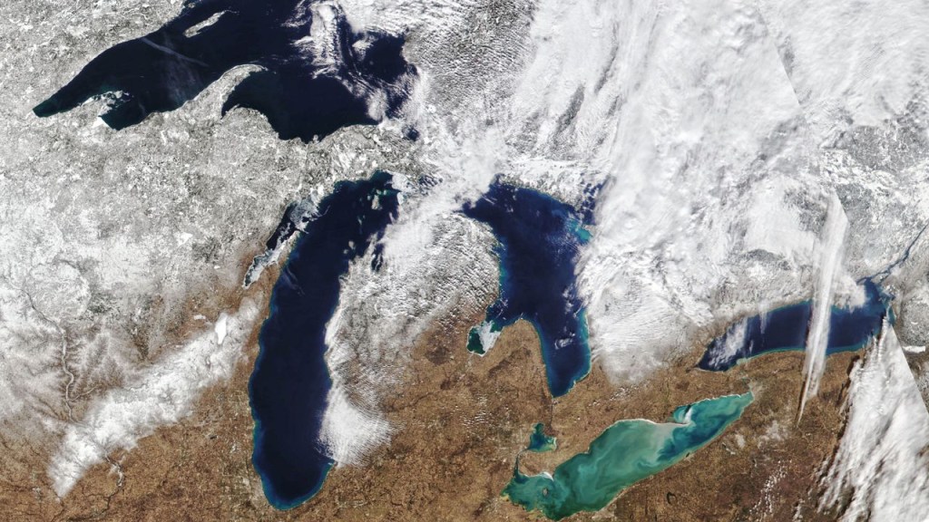 Una imagen satelital tomada el 13 de febrero muestra que solo alrededor del 7% de los Grandes Lagos están cubiertos de hielo, una cifra significativamente inferior al promedio para esta época del año. (Crédito: NASA)