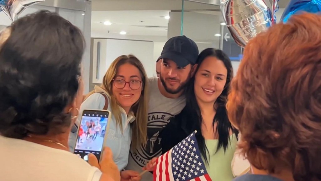 3 jóvenes cubanos llegan a Miami gracias a permiso humanitario de EE.UU.