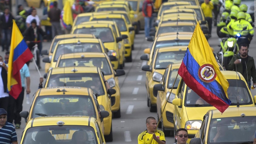 Taxistas en Colombia frenan paran atrás para llegar a un acuerdo