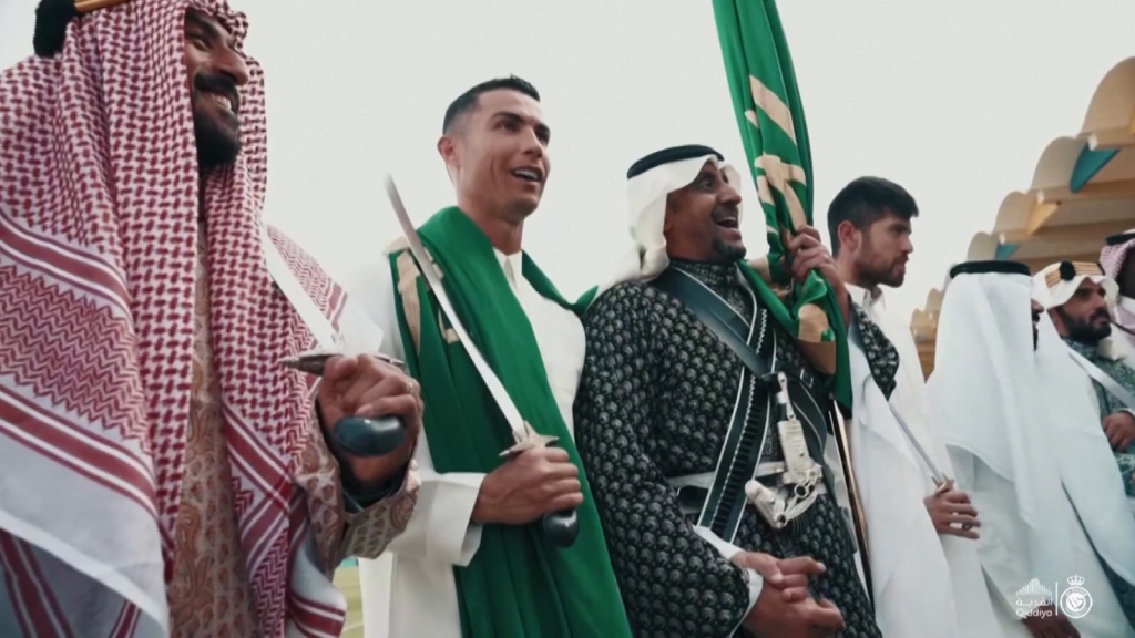 Cristiano Ronaldo celebra fiesta en Arabia Saudí con espada y danza