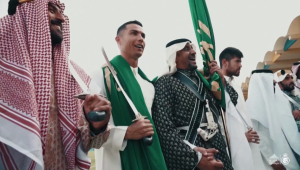 Cristiano Ronaldo celebra festividad en Arabia Saudita con espada y baile