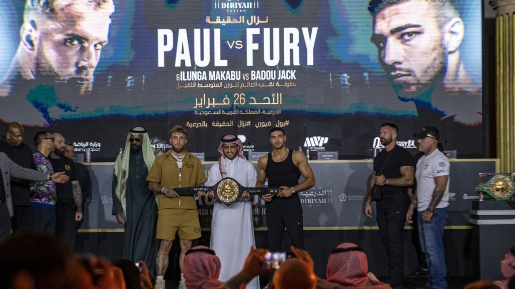 Paul y Fury sostienen el cinturón Diriyah durante su rueda de prensa. (Crédito: Mohammed Saad/Anadolu Agency/Getty Images)
