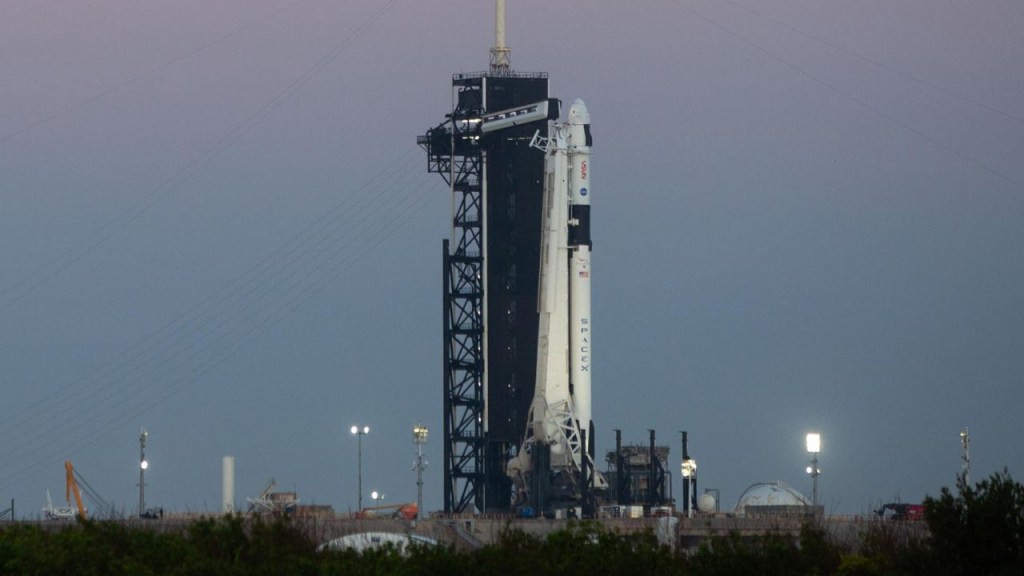 Un cohete Falcon 9 de SpaceX, con la nave espacial Dragon de la compañía en la parte superior, se ve al amanecer en la plataforma de lanzamiento el 23 de febrero en el Centro Espacial Kennedy de la NASA en Florida. (Crédito: Joel Kowsky/NASA)