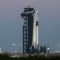 Un cohete Falcon 9 de SpaceX, con la nave espacial Dragon de la compañía en la parte superior, se ve al amanecer en la plataforma de lanzamiento el 23 de febrero en el Centro Espacial Kennedy de la NASA en Florida. (Crédito: Joel Kowsky/NASA)
