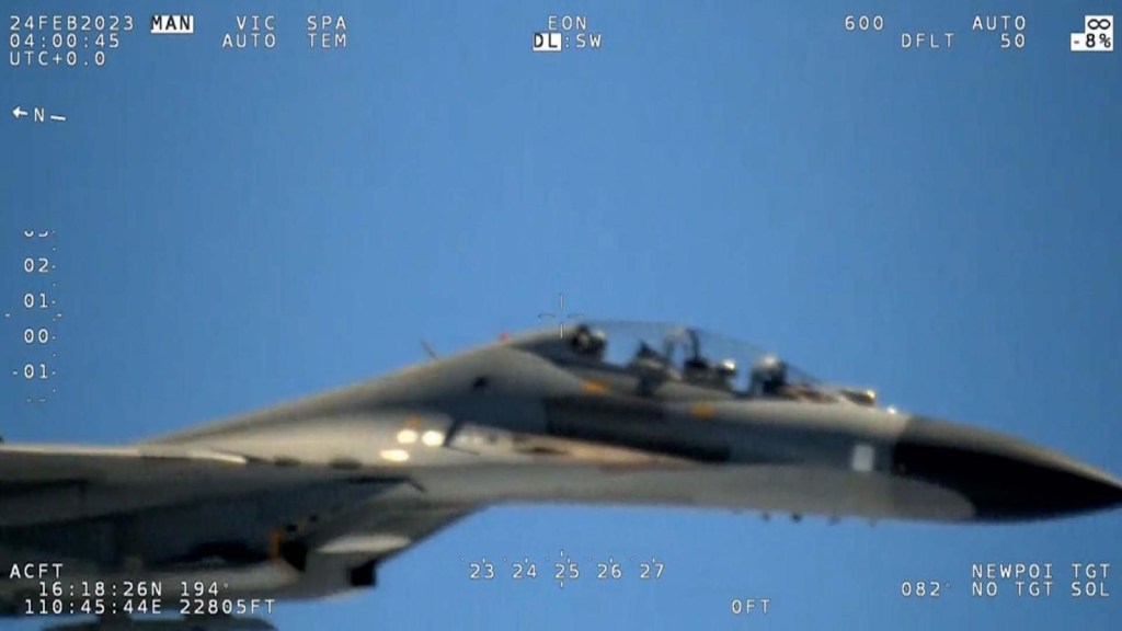Un caza chino choca con un avión de la Armada estadounidense.