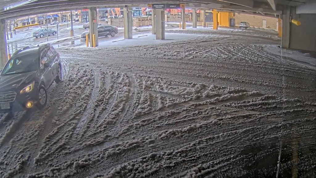 Colapsa parte de estacionamiento en Milwaukee por el peso de la nieve