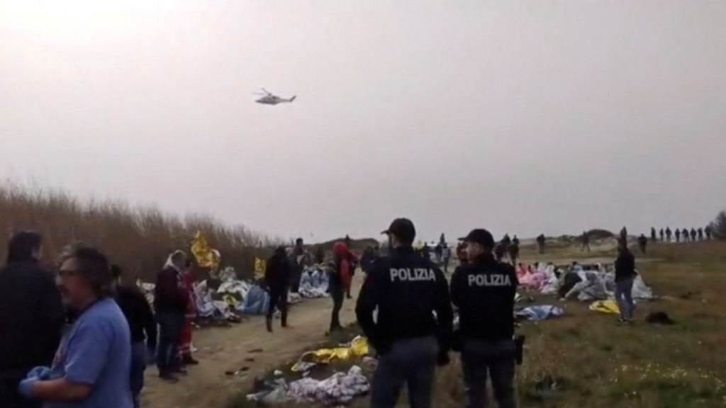 Agentes de policía en la playa donde se encontraron cadáveres. Un superviviente fue detenido por tráfico de migrantes. (Crédito: Policía italiana/Reuters)