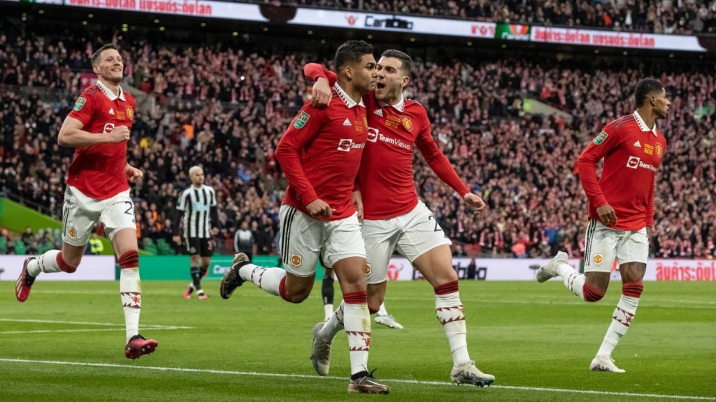 Casemiro celebra el primer gol del Manchester United en la final de la Carabao Cup. (Crédito: Andrew Kearns/CameraSport/Getty Images)