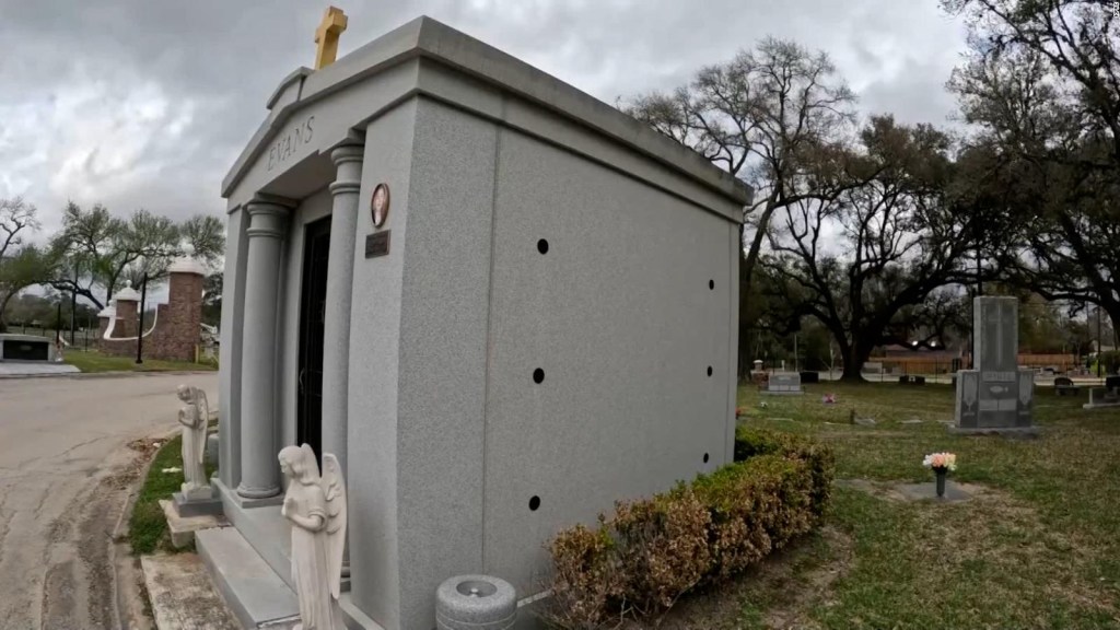 Denuncian a cementerio en Texas por presunto mal manejo de ataúd