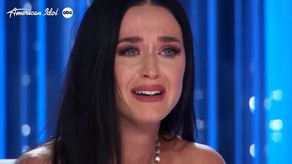 Katy Perry rompe en llanto por la historia de un participante en "idolo Americano"