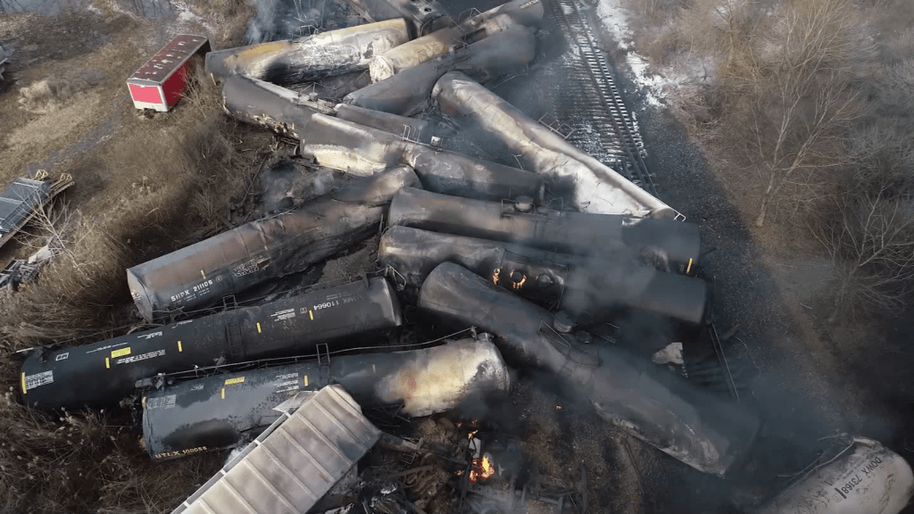Reconocen que hay muchos desechos tóxicos para recoger del tren de Ohio