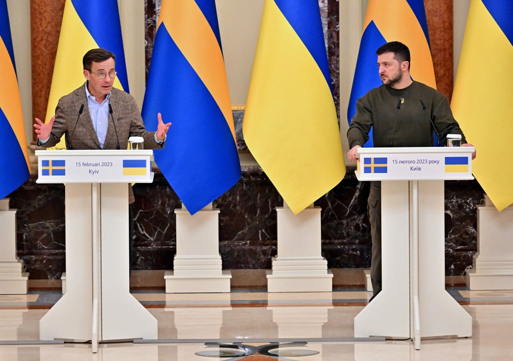 El presidente de Ucrania, Volodymyr Zelensky, y el primer ministro de Suecia, Ulf Kristersson, ofrecen una rueda de prensa conjunta tras las conversaciones mantenidas en Kyiv el 15 de febrero de 2023. (Crédito: Sergei Supinsky/AFP/Getty Images)