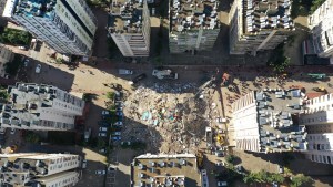 Vista aérea de un edificio de 14 pisos derrumbado tras el fuerte terremoto que sacudió el distrito de Pazarcik, en Adana (Turquía), el 6 de febrero. (Crédito: Oguz Yeter/Anadolu Agency/Getty Images)