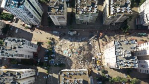 Vista aérea de un edificio de 14 pisos derrumbado tras el fuerte terremoto que sacudió el distrito de Pazarcik, en Adana (Turquía), el 6 de febrero. (Crédito: Oguz Yeter/Anadolu Agency/Getty Images)