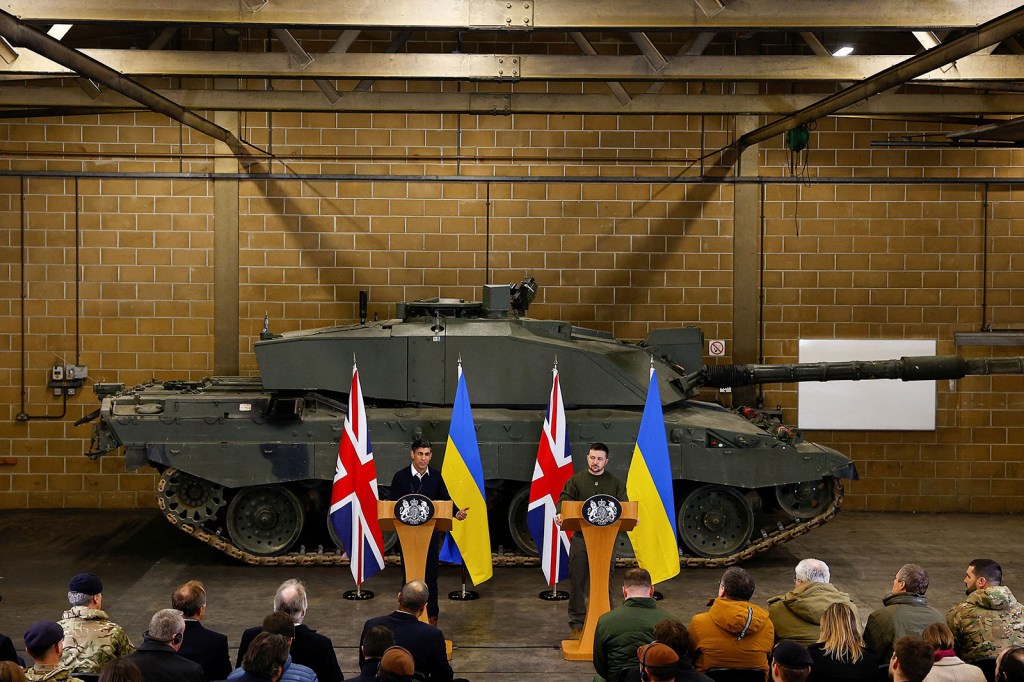 El presidente de Ucrania, Volodymyr Zelensky (a la derecha), y el primer ministro de Reino Unido, Rishi Sunak (a la izquierda), celebran una rueda de prensa en unas instalaciones militares en Lulworth, Dorset, en el sur de Inglaterra, el 8 de febrero. (Crédito: Peter Nicholls/Pool/AFP/Getty Images)