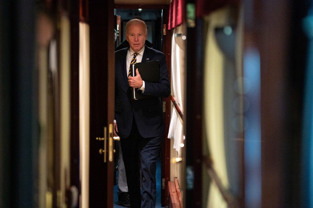 El presidente de EE.UU., Joe Biden, camina por el pasillo de un tren hacia su cabina tras una visita sorpresa al presidente de Ucrania, Volodymyr Zelensky, en Kyiv, el 20 de febrero. (Crédito: Evan Vucci/Pool/Getty Images)