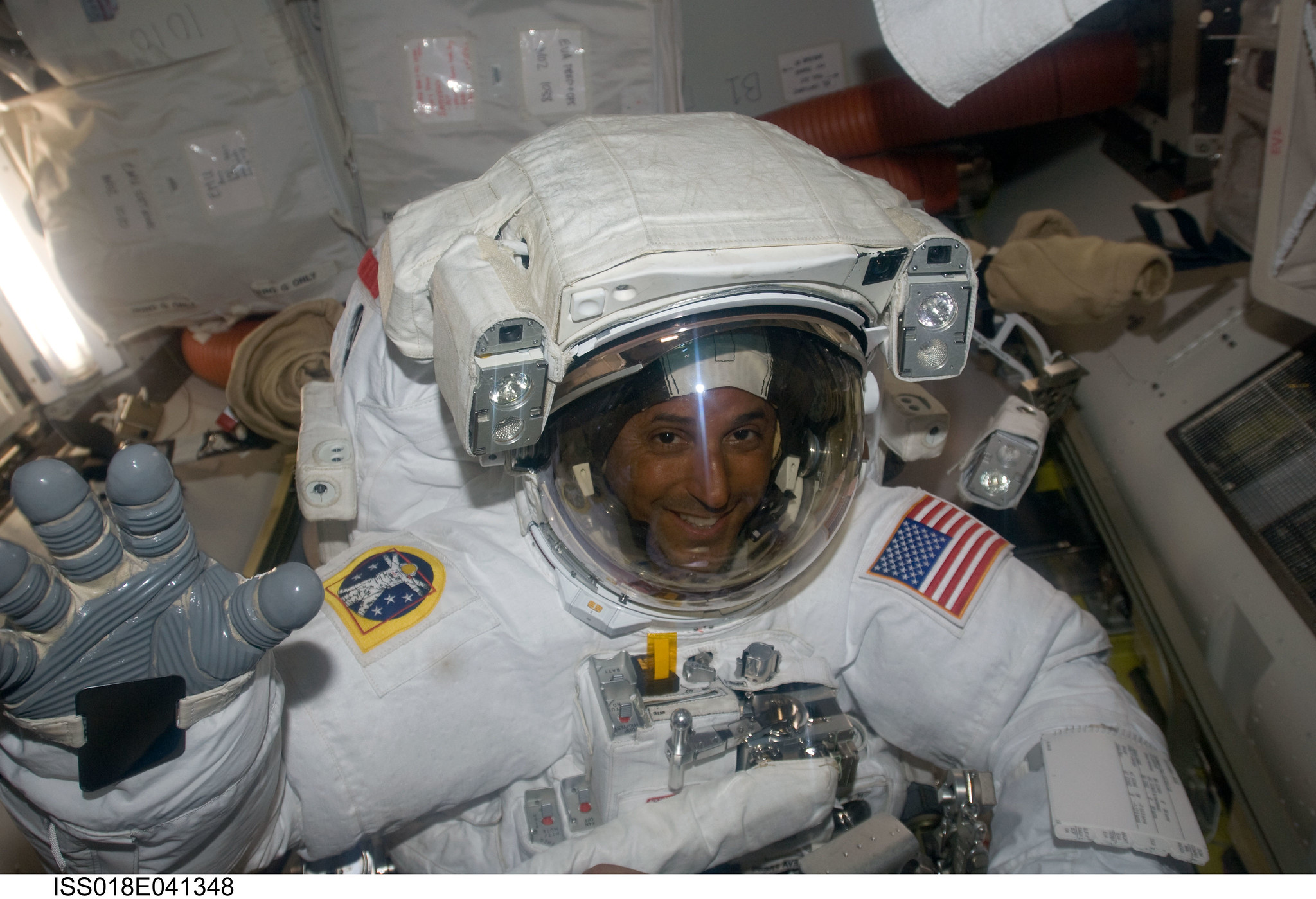Joseph Acabá ataviado con su traje espacial de la Unidad de Movilidad Extravehicular (EMU), mientras se prepara para salir de la Quest Airlock de la Estación Espacial Internacional, en el año 2009 (Gentileza NASA)