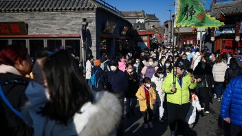 Turistas visitan un barrio histórico de Beijing el 31 de enero de 2023.