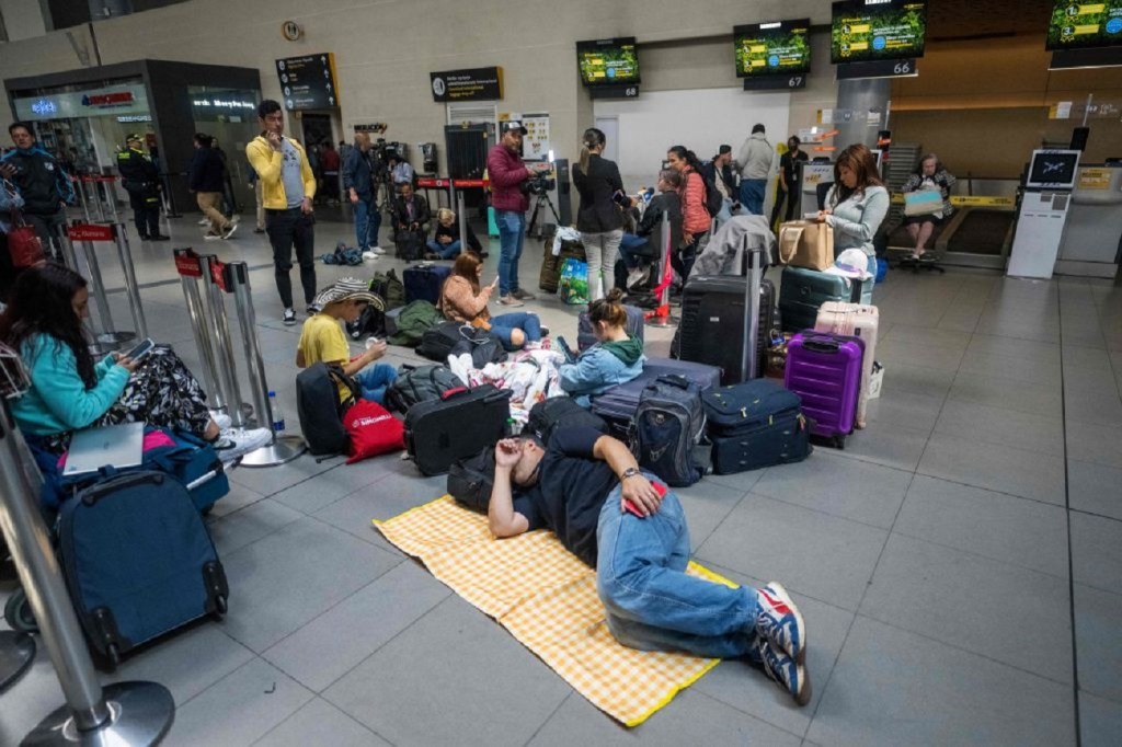 Cientos de pasajeros quedaron varados en aeropuertos de Colombia por la suspensión de vuelos de Viva Air.
