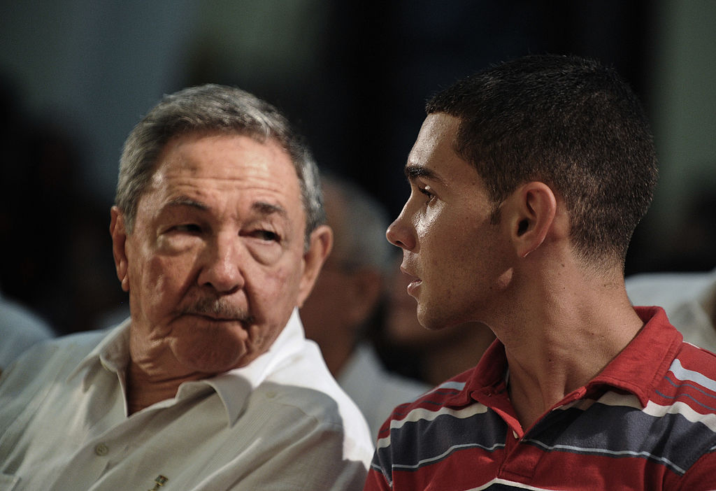 El entonces presidente Raúl Castro conversa con Elián González el el 30 de junio de 2010 en una iglesia de La Habana, durante la celebración del décimo aniversario de su retorno desde Miami. (Crédito: Adalberto Roque/ AFP/ Getty Images)