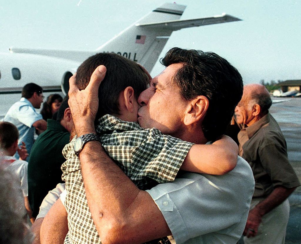 Elián González y su abuelo paterno, Juan González, llegaron al aeropuerto José Martí el 28 de junio de 2000 en La Habana.  (Crédito: Libório Noval/AFP/Getty Images)
