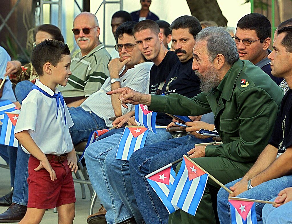Fidel Castro conversa con Elián González el 14 de julio de 2001 en Cárdenas, Cuba, durante una reunión política para inaugurar el "Museo a la Batalla de Ideas". (Crédiro: Adalberto Roque/ AFP/ Getty Images)