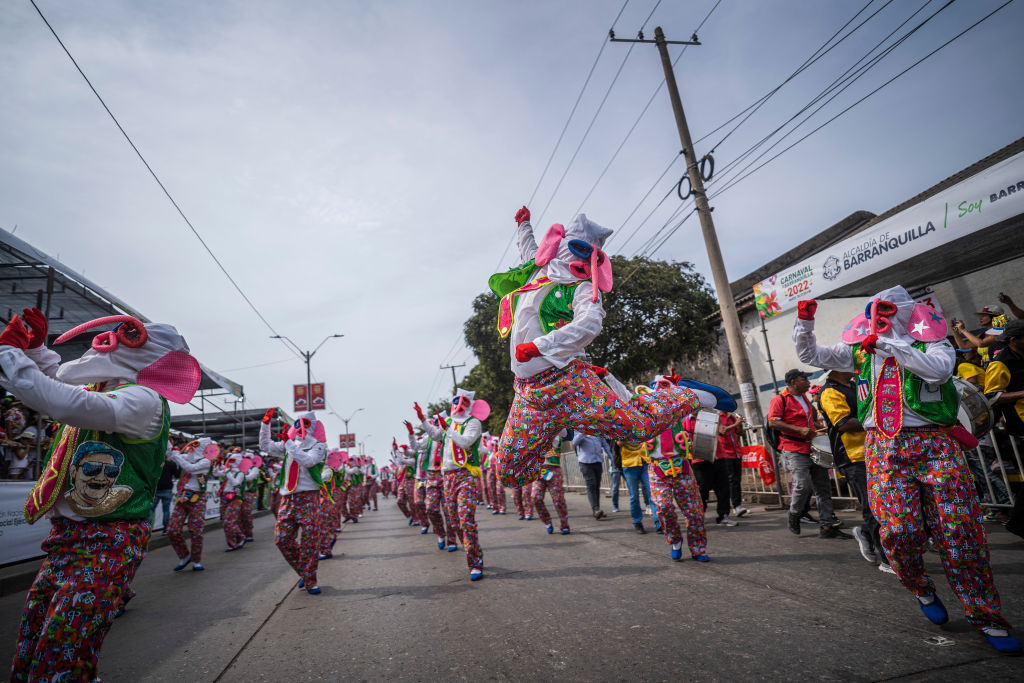 BARRANQUILLA, COLOMBIA - MARCH 28: Artistas actúan en el desfile de la Gran Parada de Comparsas durante el tercer día del Carnaval de Barranquilla el 28 de marzo de 2022. (Foto de Diego Cuevas/Getty Images)