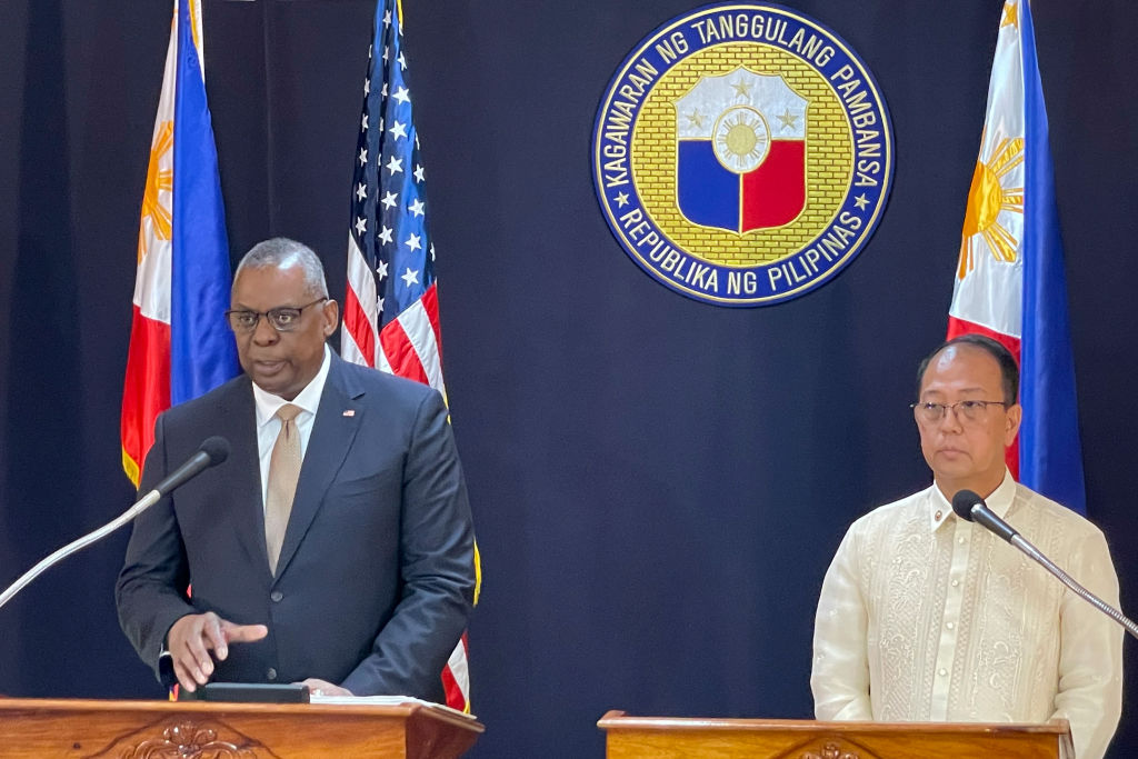 El secretario de Defensa de EE.UU., LLloyd Austin, junto a su par filipino, Carlito Galvez Jr. el 2 de febrero de 2023 (Crédito: Joeal Calupitan - Pool/Getty Images)