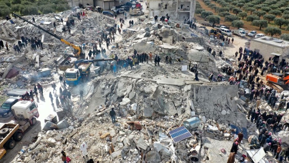 Esta vista aérea muestra la búsqueda de supervivientes entre los escombros de los edificios derrumbados en el pueblo de Besnia, en la provincia siria de Idlib, en la frontera con Turquía y controlada por los rebeldes. (Crédito: Omar Haj Kadour/ AFP/ Getty Images)