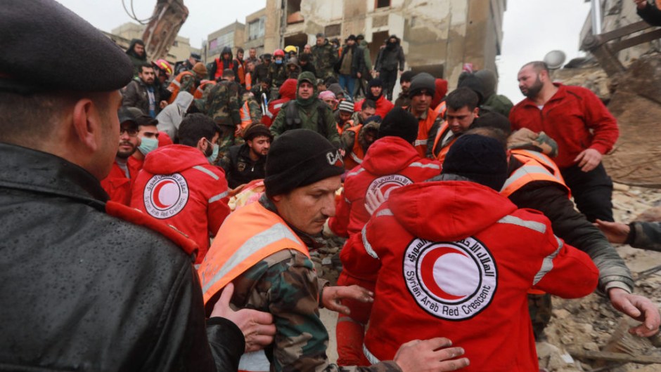 Equipos de rescate sirios buscan víctimas y supervivientes entre los escombros de un edificio derrumbado en la ciudad de Alepo (Crédito: Laouai Beshara/ AFP/ Getty Images)