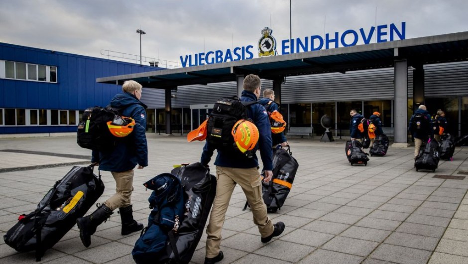 Miembros del equipo holandés de búsqueda y rescate USAR llegan a la base aérea de Eindhoven para embarcar hacia Turquía. (Crédito: Sem van der Wal/ ANP/ AFP/ Getty Images)