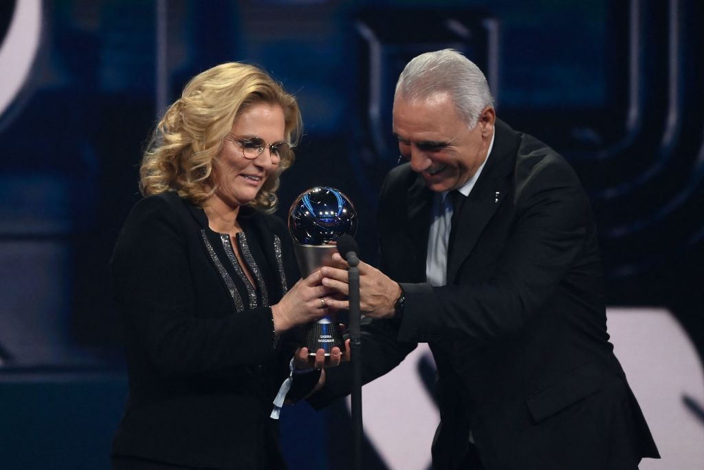 Es la tercera vez que Sarina Wiegman gana este galardón, luego de obtenerlo en 2017 y 2020. (Crédito: FRANCK FIFE/AFP vía Getty Images)
