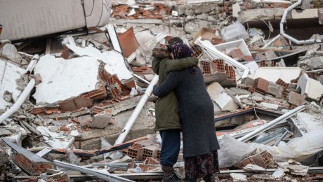 Dos mujeres se abrazan ante un edificio derrumbado Hatay, Turkía (Photo by Burak Kara/Getty Images)